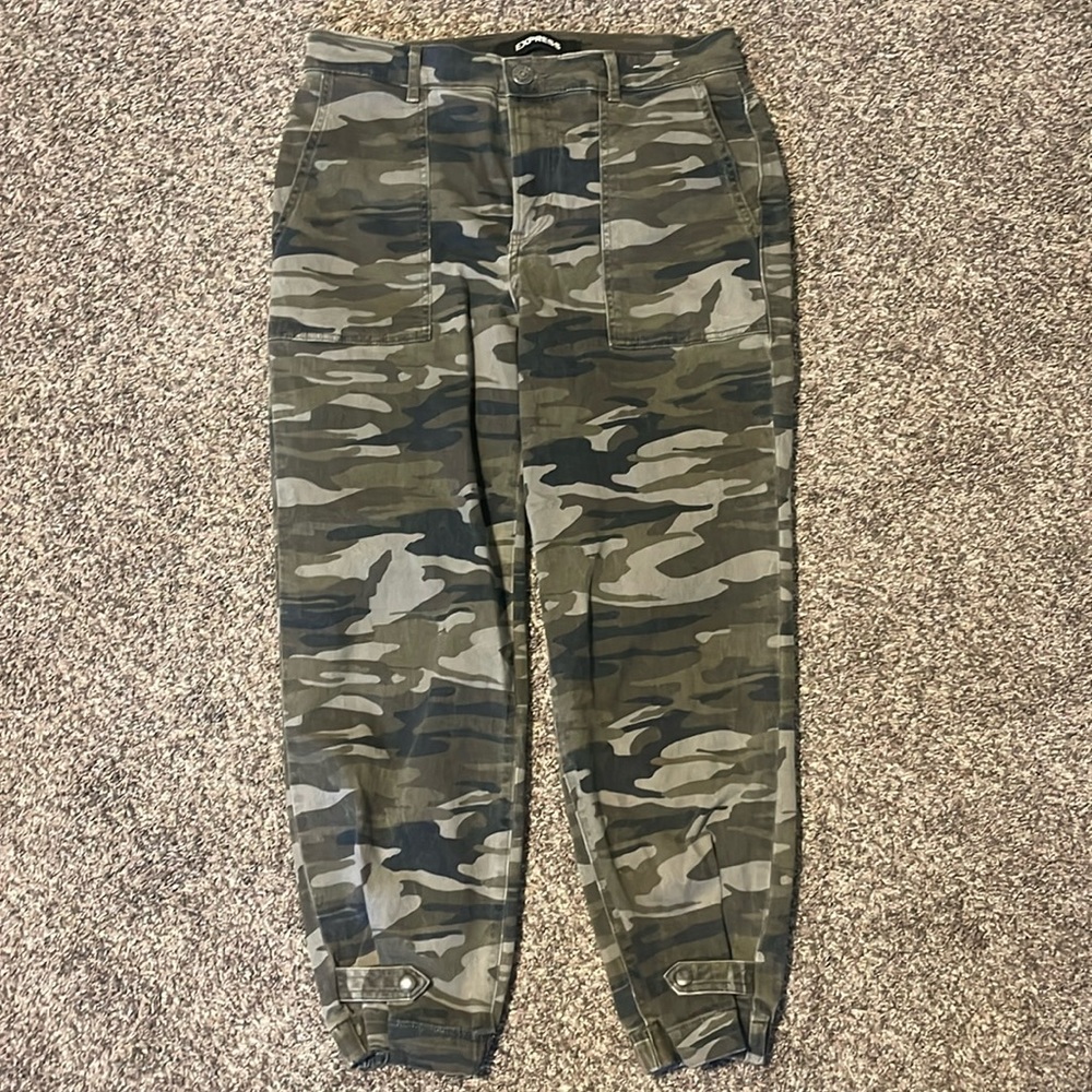 Express Cargo Pants Camo *used no damage